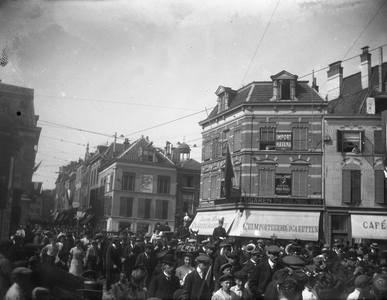 853356 Afbeelding van een groep militairen van de Genie op weg naar het Kamp bij Zeist, ter hoogte van het pand ...
